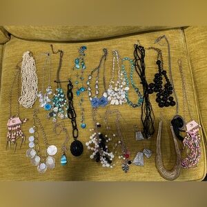 20 piece costume jewelry / necklace